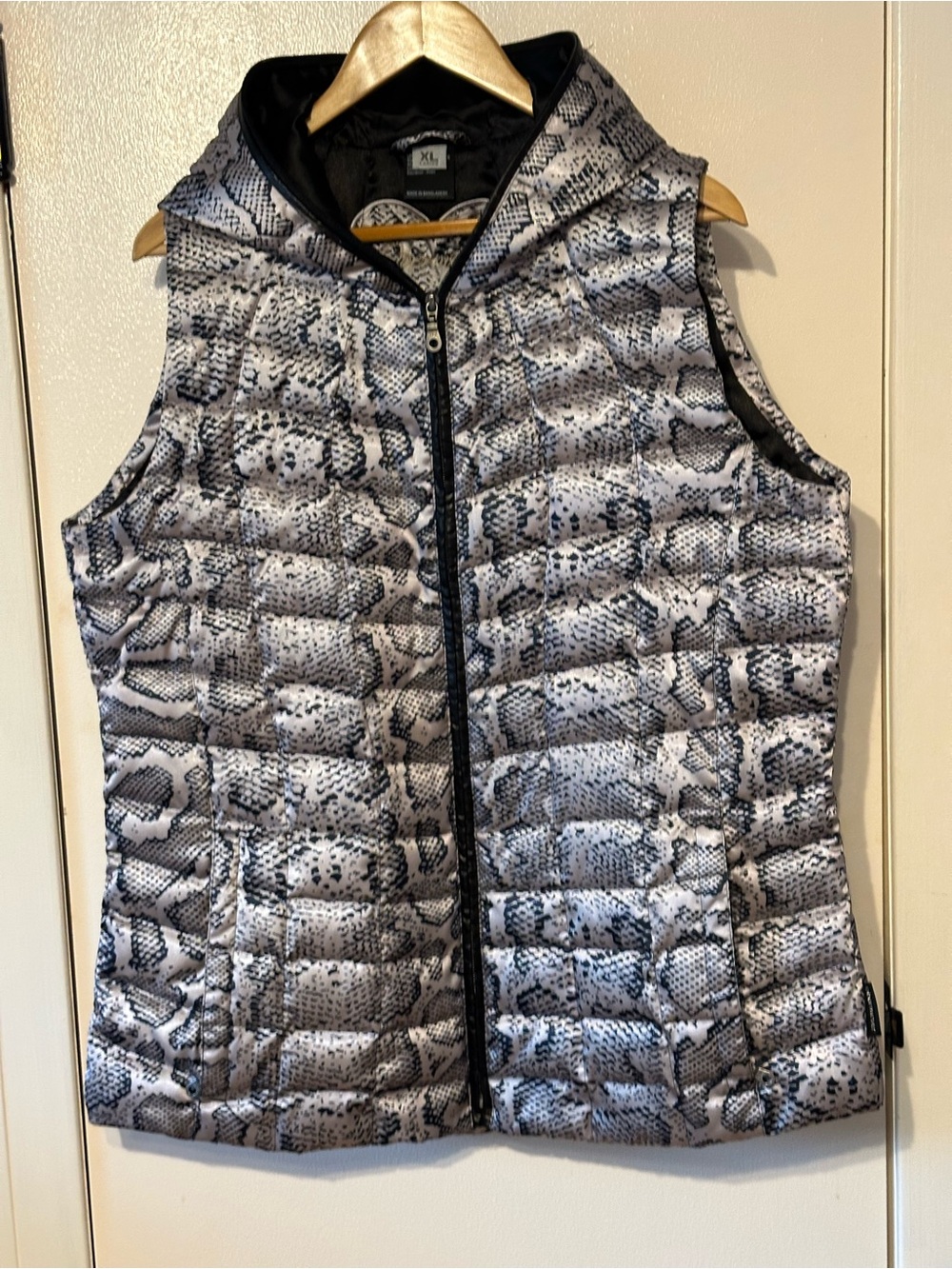 Obermyer Quilted Snake-Print Hooded Vest - Gray/Black